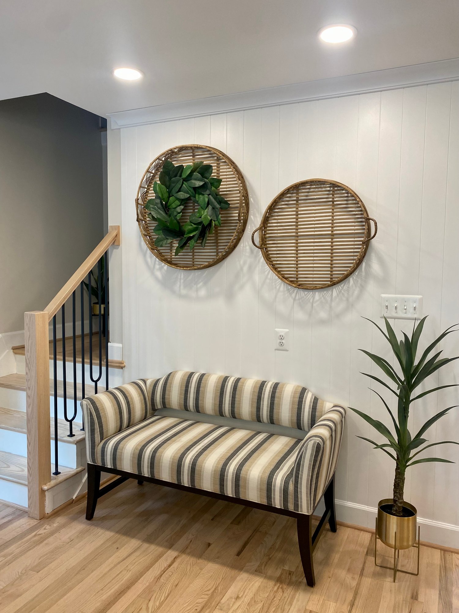 Fredericksburg_Virginia_interior_decorating_bench_wall_baskets