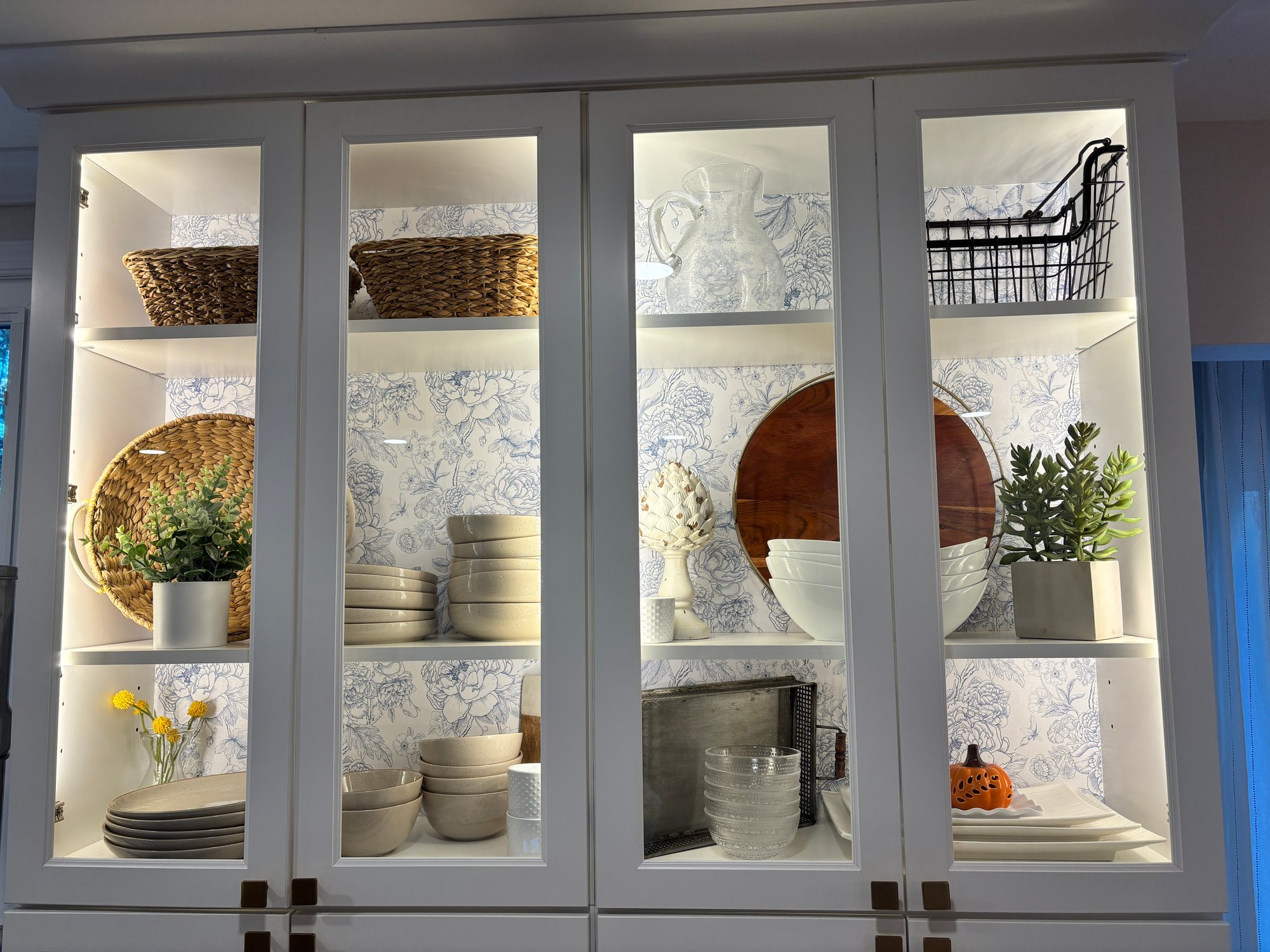 Fredericksburg-glass-cabinet-lighting-wallpaper-decorations